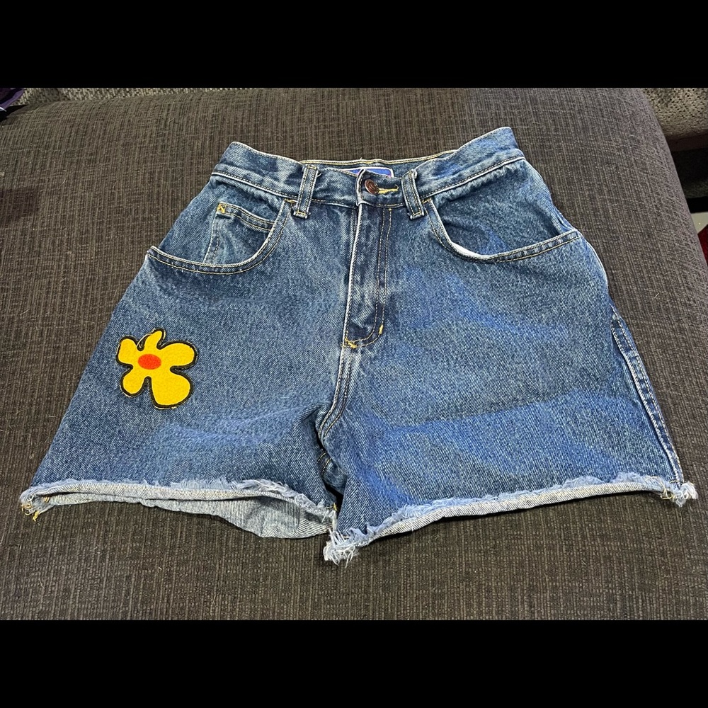 Blue jean shorts size 10 in children.